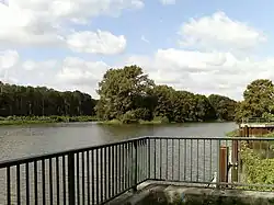 Abzweig der Nahle (links) und der Weißen Elster (ganz rechts) vom Elsterbecken