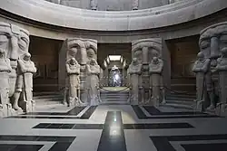 Totenwächter in der Krypta