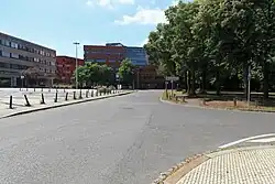 Links: Verwaltungsgebäude „Alte Messe“, Mitte: Bio City, vorn Curiestraße (2016)