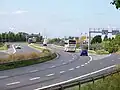 Einfache Schutzplanke (vorn) und einfache Distanzschutzplanke (im Mittelstreifen)