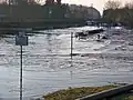 Neue Luppe bei Hochwasser 2011 mit Eisenbahnbrücke