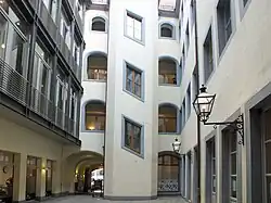 Im Innenhof (2011)