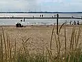 Blick in die Gegenrichtung über den Strand und den Bootsanleger der Anlage