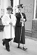 Lena Braun als Djuna Barnes, in einer Performance mit der Künstlerin Shou, die Charlie Chaplin spielt. Foto: Iris Weirich