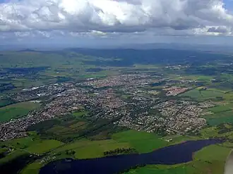 Im Vordergrund Lenzie, dahinter Kirkintilloch
