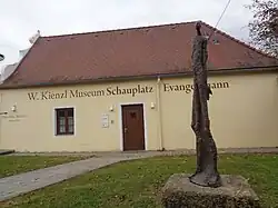Der Evangelimann – Martha und Mathias (Bronzeplastik, 2005), Platz vor dem Kienzl-Museum, Paudorf