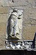 Statue links vom Eingang