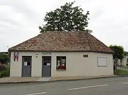 Einstöckiges Gebäude von vorne.