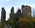 Ehemaliges Burgtor und rechts abgerundete Ecke der Reste eines Palases