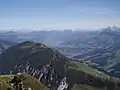 Leukental vom Gampenkogel, aufgenommen in Richtung Norden. Sichtbar ist auch St.&nbsp;Johann in Tirol und das Kitzbüheler Horn