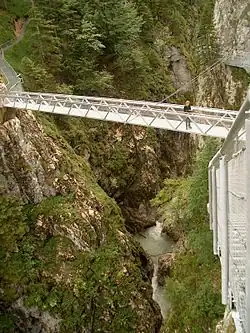 Panoramabrücke; Metallfachwerk, Schrägseilpaar nach rechts oben über die Klamm (Blick flussauf, 2006)