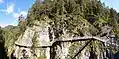 Steg mit Stiegenläufen am Fels, Panoramabrücke über die Klamm, vorne rechts Aussichtsplattform mit Fernrohr, Stahlbau (2017)