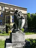 Skulptur des Böhmischen Löwen vor dem Herrenhaus