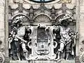 Relief mit Stadtwappen und Herolden
