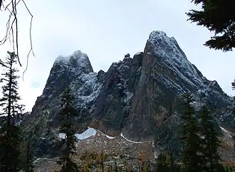 Liberty Bell Mountain (Hauptgipfel rechts, dann v. r. n. l. Concord Tower, Lexington Tower, North Early Winters Spire, South Early Winters Spire)