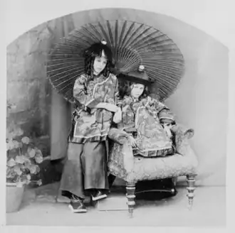 Lorina und Alice Liddell in chinesischer Kleidung (um&nbsp;1858)