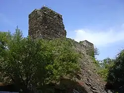 Bergfried auf steilem Schieferfelsen