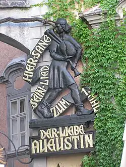 Relief an der Außenmauer des Hauses mit dem Griechenbeisl.