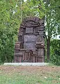 Der Bronzesessel Dem ungelesenen Buche wurde 2020 vor der Universitätsbibliothek der Johannes Gutenberg-Universität aufgestellt.