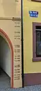 Hochwassermarken an einer Hauswand am Markt