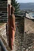 Kriegerdenkmal, zum Dorf gewandete Rückseite
