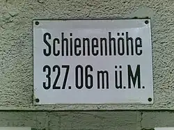 Schienenhöhe 327,06 m ü.&nbsp;M.