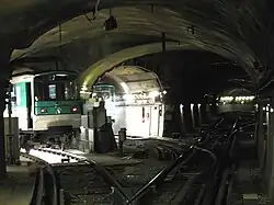 Abgestellte Züge auf den Gleisen&nbsp;D und&nbsp;C östlich des Bahnhofs der Linie&nbsp;2, mittig das innere Streckengleis Richtung Porte Dauphine