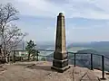 Blick auf den 2008 wieder errichteten Obelisk August des Starken