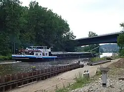 Frachtschiff nahe der Schleuse