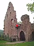Klosterruine Limburg, äußere Westwand des Sommerrefektoriums mit Kennzeichnung der Lage des Wappensteins