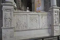 Reliefs am Sockel