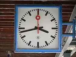 Eckige Uhr, mit spitzen Zeigern