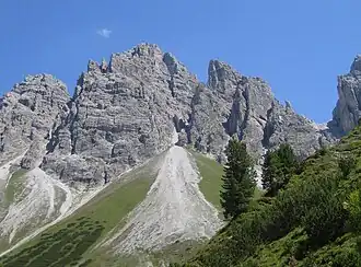 Blick aus dem Senderstal: Links der Bildmitte Steingrubenkogel, rechts anschließend Schlicker Nadeln und Alpenklubscharte