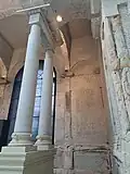 Während der Sanierung ergänzte Säulen im Foyer