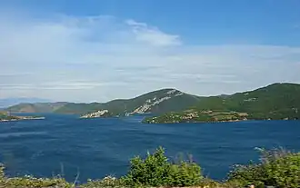 Zentraler Teil des Stausees mit der Insel Shurdhahi