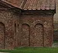 Lisenen und Bogenfries (oder Blendarkaden) am Mausoleum der Galla Placidia in Ravenna (ca. 430 n.&nbsp;Chr.)
