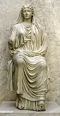 Sitzstatue der Livia mit über den Kopf gezogenem Mantel aus Paestum