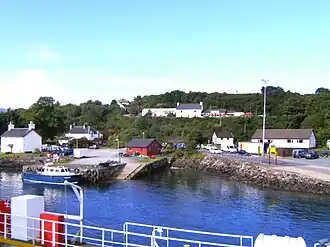 Lochaline gesehen von der Fähre von Fishnish