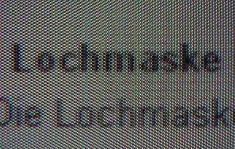 Lochmaske (links) im Vergleich zu einer Streifenmaske (Trinitron)