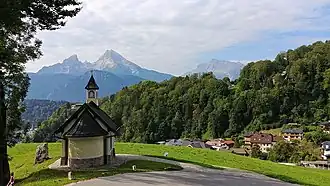 Blick von der Kapelle der Seligpreisungen am Fuße des Locksteins über Berchtesgaden zum Watzmann