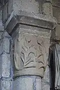 Kapitell mit Pflanzenmotiv