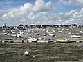 Der Hafen von Locmariaquer bei Ebbe