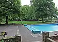 Kinder-Erholungsgarten mit Spielplatz, Liegewiese und Wasserspielbecken (Mai – September in Betrieb)