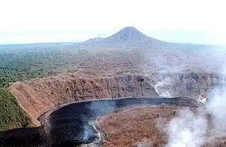 Lolo, nördlich von der im Vordergrund dampfenden Lava vom Ausbruch des Pago im Jahr 2002