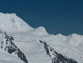 Lom Peak (im Hintergrund)