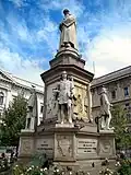 Leonardo-Denkmal auf der Piazza della Scala in Mailand