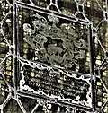 Stifter Wappen und Inschrift auf einer Fensterscheibe des mittleren Nordfensters