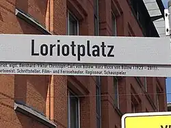 Straßenschild des Loriotplatzes in Bre­men (Contrescarpe Ecke Herdentorstein­weg), eingeweiht am 26. Juni 2013