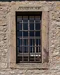 Südseite Schiff Fenster mit Inschrift links