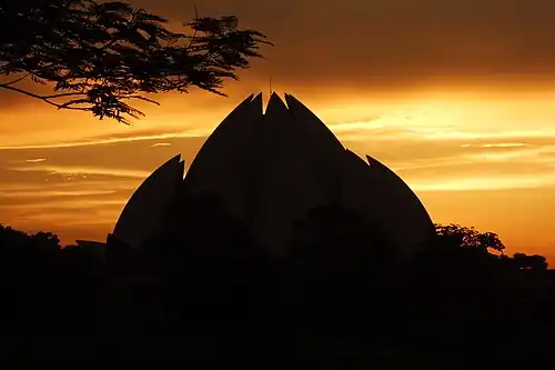 Der Lotustempel bei Sonnenuntergang